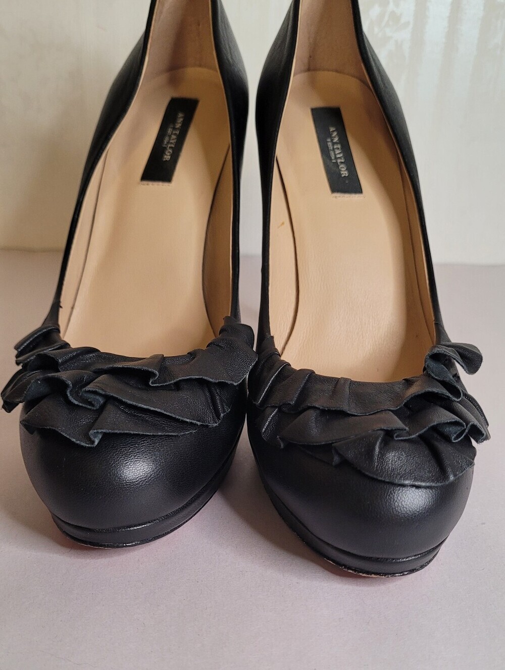 Ann Taylor Black Leather Ruffle Pumps Size 7.5 - Picture 4 of 9